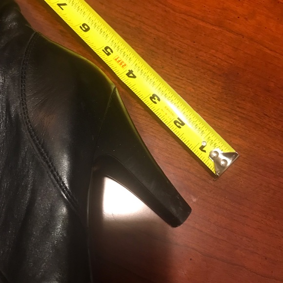GUESS boots, Black w/Heels & Zippered Back, Size 8 - Picture 10 of 15